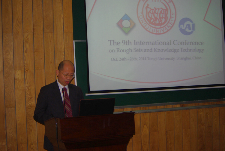 常务副校长陈以一教授致开幕词