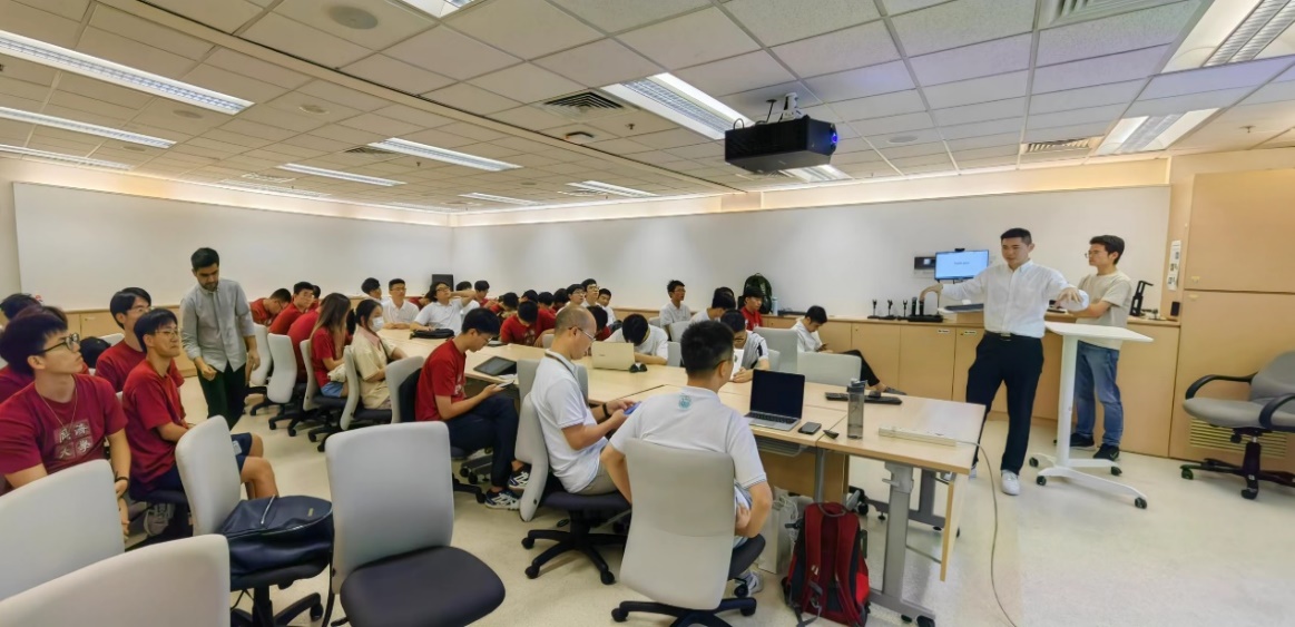 人们在房间里中度可信度描述已自动生成 人们在房间里中度可信度描述已自动生成