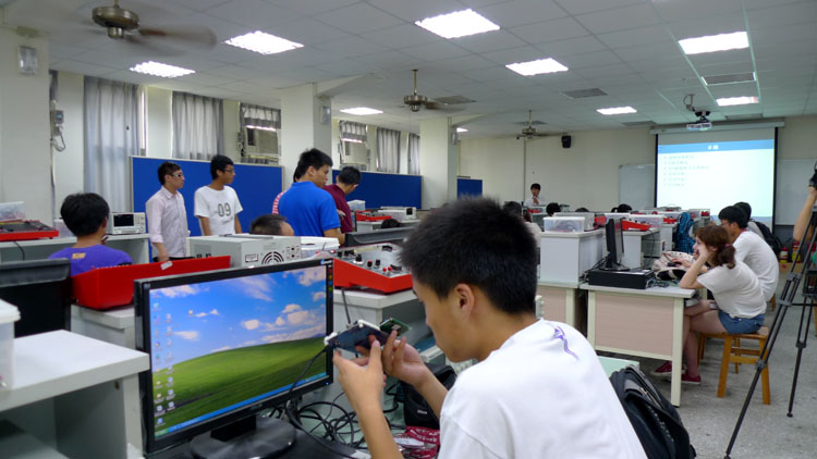 必赢官网学生在逢甲大学参加“手动实验”